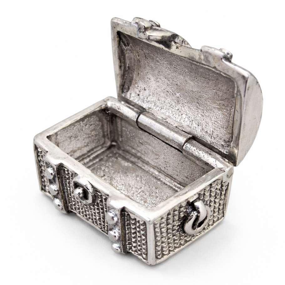 Mini Sterling Silver Treasure Chest Trinket Box – 0.8" Wide Vintage Style Jewelry Box